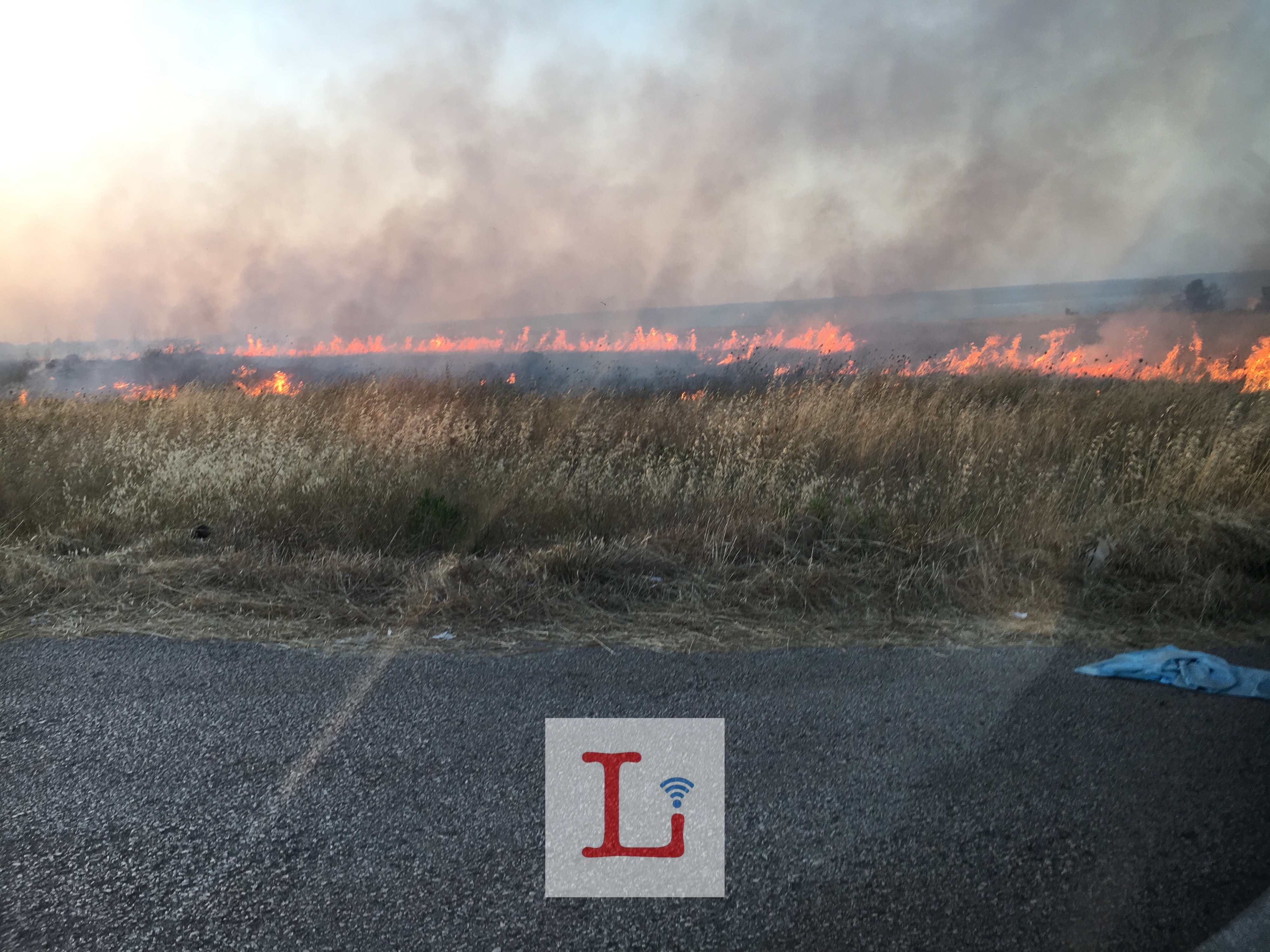 VIDEO E FOTO Un Grosso Incendio A Cala Incina La Nube Di Fumo Nero