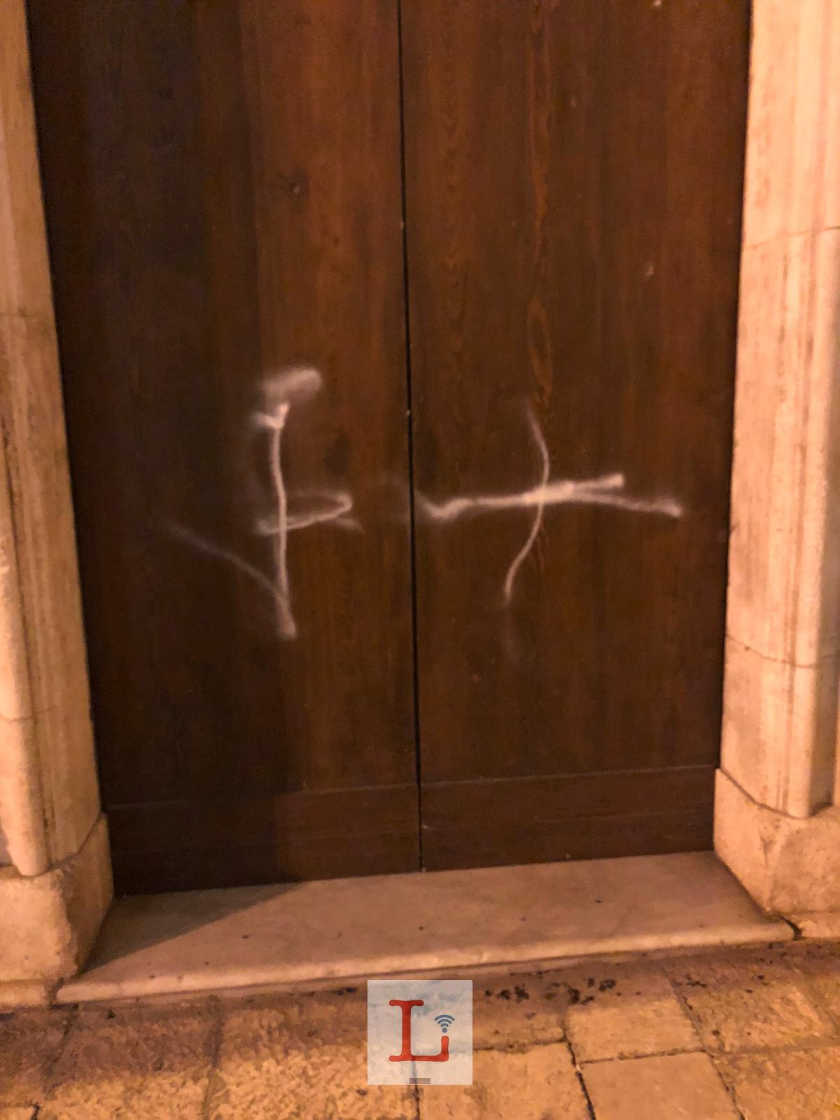 VIDEO Imbratta Le Porte Della Cattedrale Vandalo Immortalato Dalle