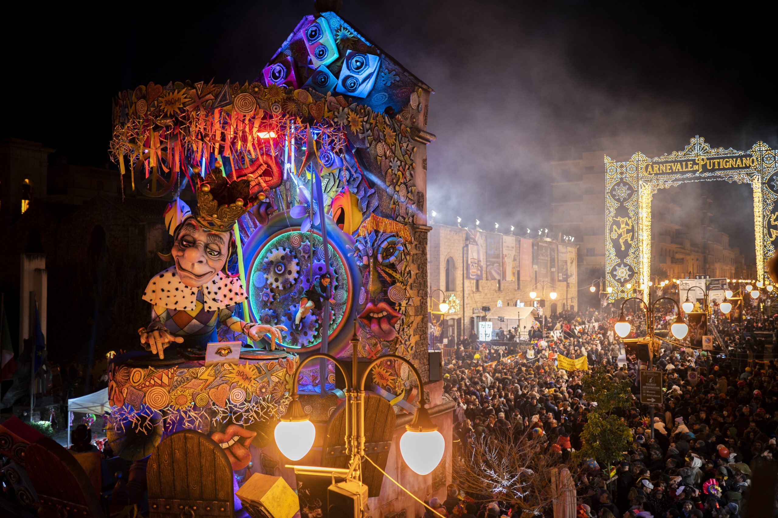 Carnevale di Putignano da record in 18mila da tutta Italia. Stasera